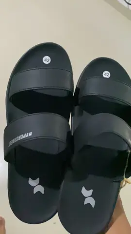 Sandal vibes premium yang harganya masih waras banget! 😭 Beneran cocok buat outfit #Aesthetic dan #Cozy di rumah. Jangan sampai kehabisan, ini cepet sold out! 💨 #SandalViral #MinimalistStyle #OutfitPria  