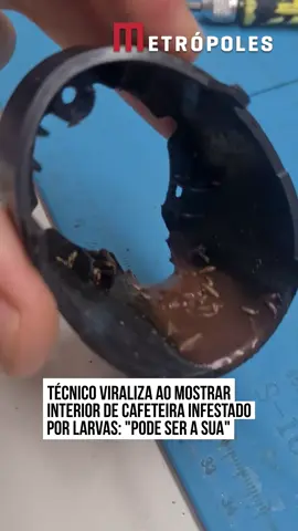 Lázaro Souza é técnico de #eletrodomésticos e repercutiu, nos últimos dias, ao mostrar a situação interna de uma cafeteira de cápsulas. A máquina estava completamente tomada por larvas de #formigas e o profissional assustou informando que sujeira é mais comum do que parece.  Ele explicou que os #insetos são atraídos pelo açúcar das cápsulas. Como os #animais são pequenos, eles conseguem se instalar na parte interna e formar ninhos, o que explica o aparecimento das larvas. No vídeo, ele recomenda fazer a limpeza regular da cafeteira e reparar sinais como a presença de formigas e mau cheiro. #TikTokNoticias 📹 @consertasmart.taquaral (ig)
