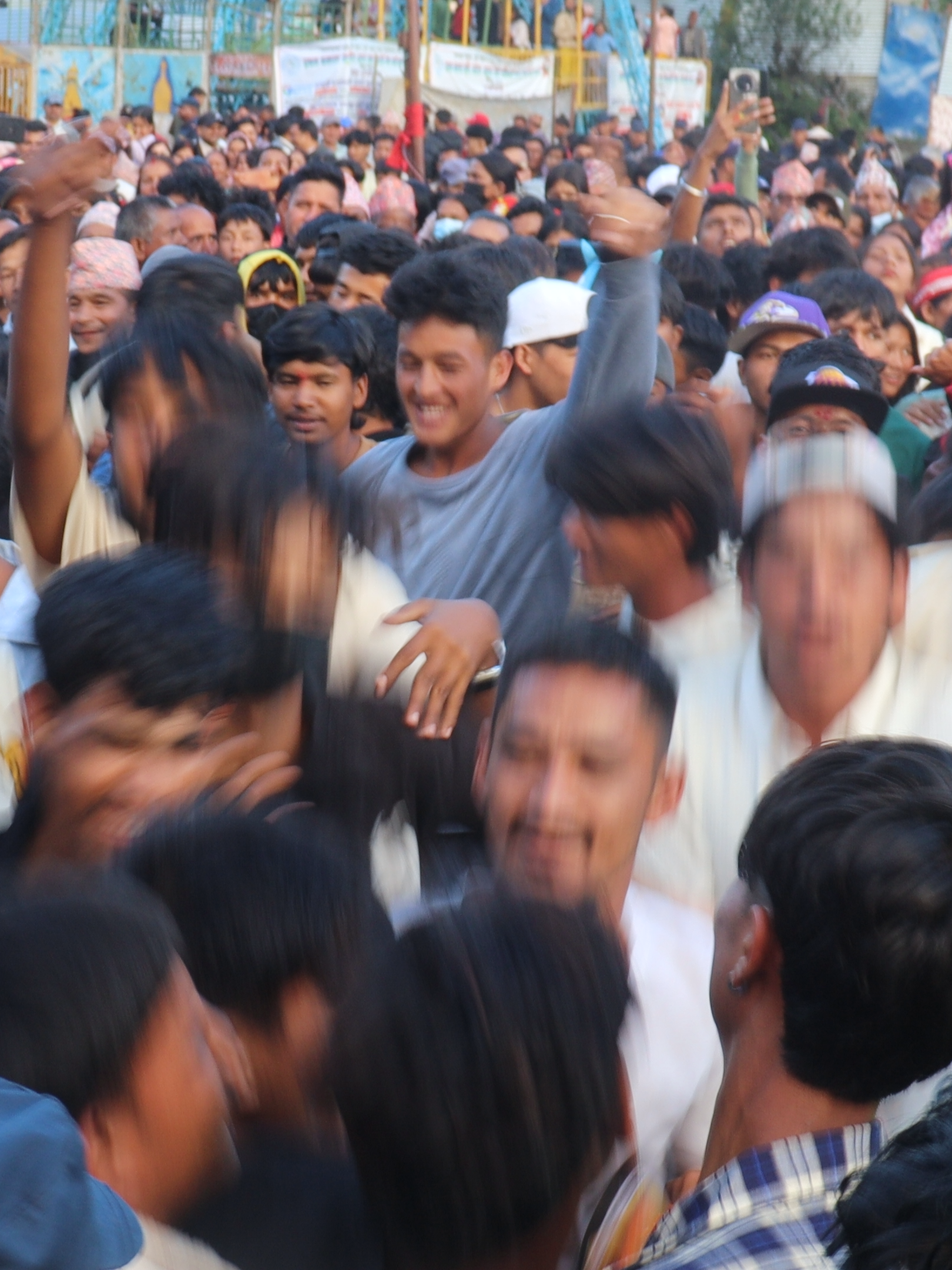 शिलदेवी मेला महाेत्सव चैनपुर बझाङमा चर्चित गायिका रेखा जाेशीकाे प्रस्तुतिकाे क्रममा दर्शकहरू फिदा ! #bajhangmuser #mahotsab #fbyツ #tiktok #foryou #videoviraltiktok #rekhajoshi #goviral #trendingtiktok #fouryou #fffffffffffyyyyyyyyyyypppppppppppp