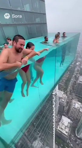 Se rompe cristal de piscina en rascacielos 
