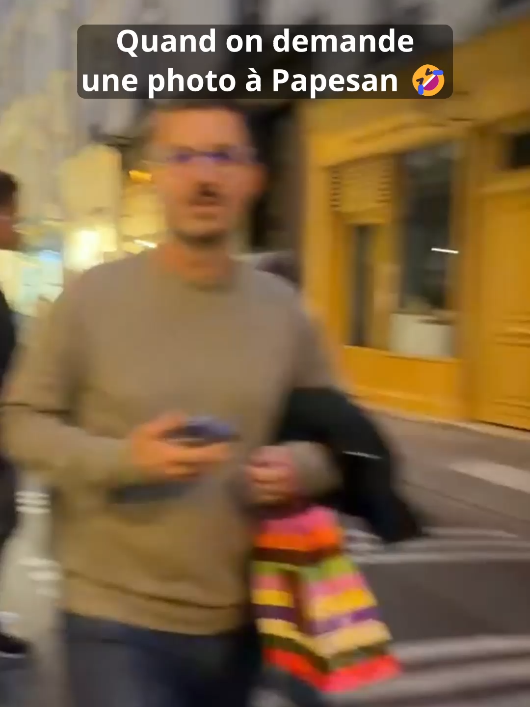 Il fait pas de photos avec les noirs 😂 #papesan #drole #humour #prank