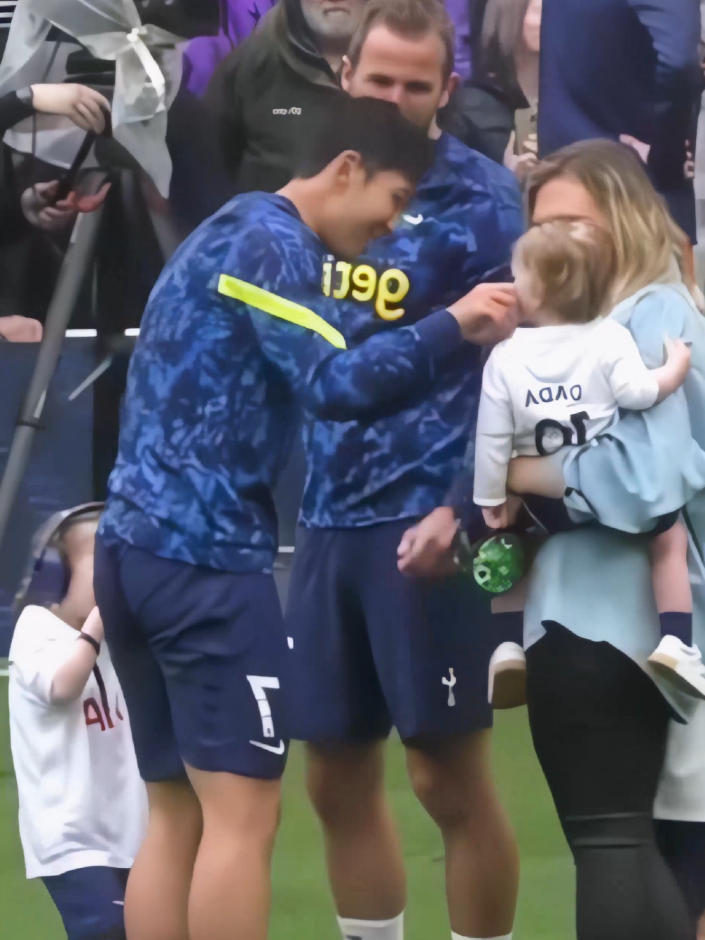 Heung-Min Son surprises young superfan#fyp #football #Soccer 