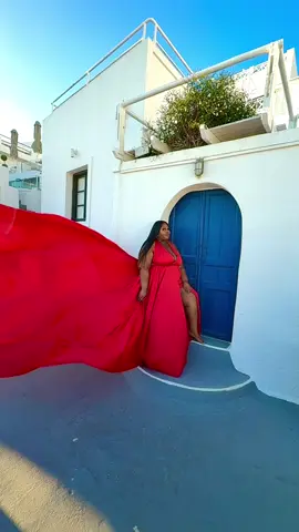 this was such an amazing experience ! very tiring though! So before you book, just know you’re going to be walking a lot 😂😍 #plussizeconfidence #brachialplexusinjury #blackgirltraveltok #santorini #flyingdress  