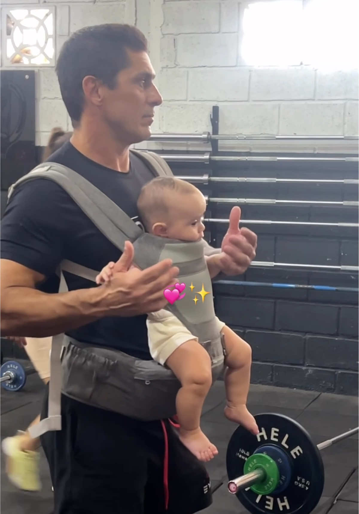 Trazendo pra cá, já que bombou na rede vizinha. Meu coach, meu prefeito!!!!  Uma amizade sincera com meu coach 🤍💫#crossfit #fyyyyyyyyyyyyyyyy #fofinho 