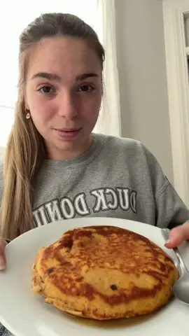 this is a literal cake INSANE!!!  Ingredients: - canned pumpkin  - egg whites - kodiak cake mix - @Legion Supplements code: SKYARENA to save you some MONIES at checkout for your own cookie butter protein!! OPTIONAL: - monkfruit  - pumpkin pie spice or cinnamon  - chocolate chips  #Fitness #preworkout #healthyeating #macrofriendly #healthylifestyle 