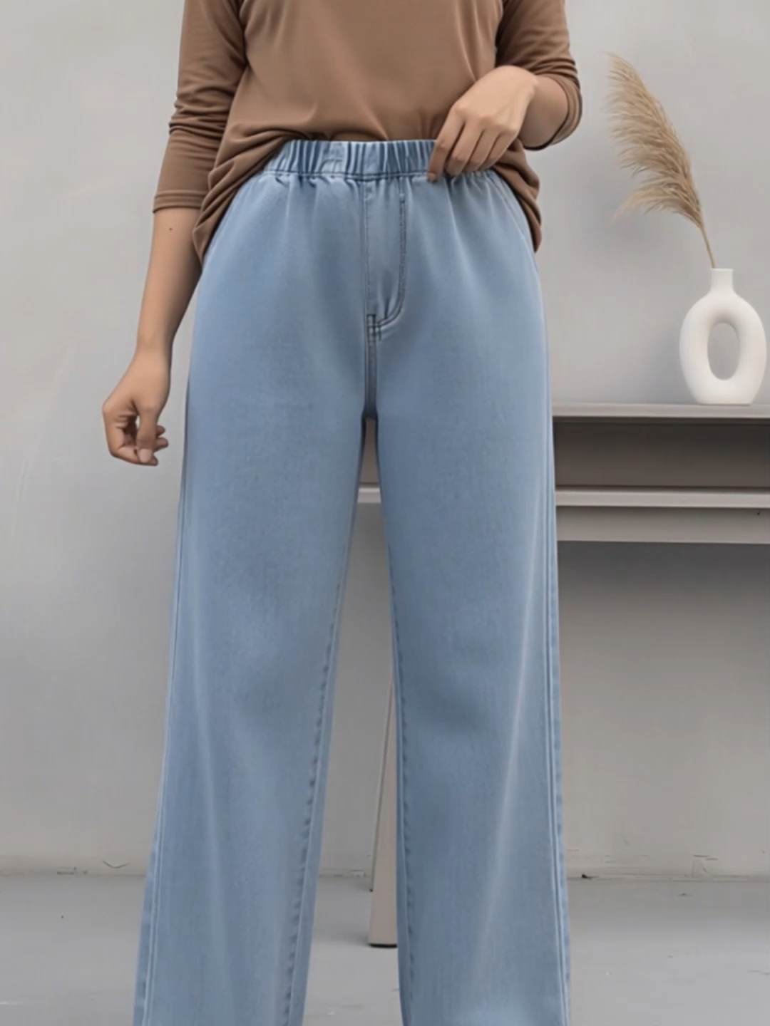 Kulot jeans pinggang karet jadi andalan di lemari wanita modern. Gaya effortless tapi tetap chic untuk hangout atau kerja. #kulotjeanswanita #fashiontiktok #ootdharian