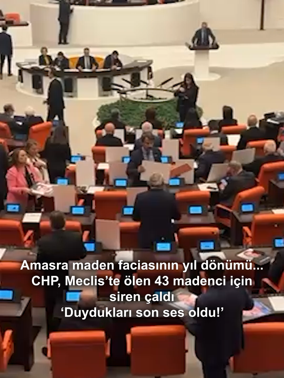 Amasra maden faciasının yıl dönümü | CHP, Meclis’te ölen 43 madenci için siren çaldı CHP Milletvekilleri 14 Ekim 2022’de Amasra maden ocağında yaşanan patlamada hayatını kaybeden madencilerin fotoğraflarını masalara koydu, Bartın Milletvekili Aysu Bankoğlu konuşmasına başlamadan önce Genel Kurul'da siren çaldırdı ve 
