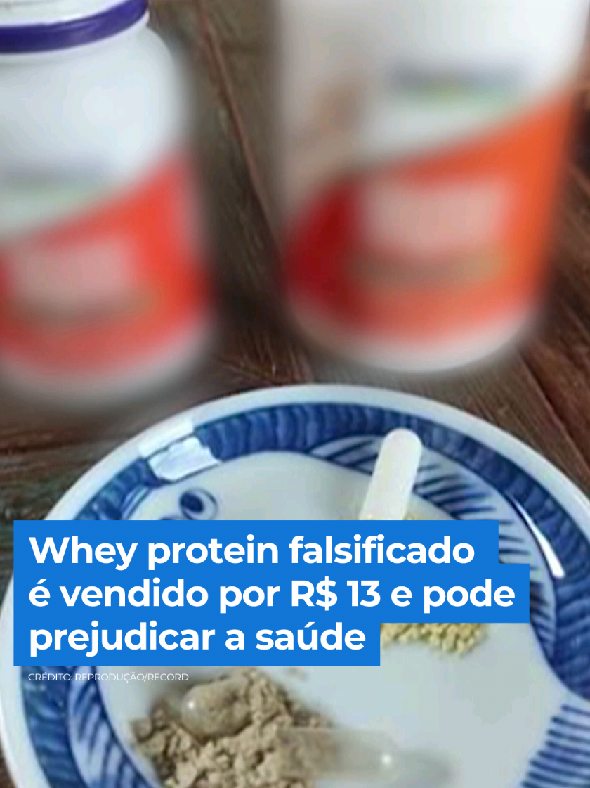 O suplemento alimentar whey protein virou febre entre quem busca ganhar massa muscular. Na internet, é possível encontrar o produto com preços variados. A polícia apreendeu suplementos falsificados vendidos por apenas R$ 13. Os produtos não tinham tabela nutricional nem origem definida. Segundo uma nutricionista ouvida pela nossa equipe, muitas dessas versões falsas trocam a proteína por carboidratos. Ou seja, além de não fazerem efeito, podem prejudicar a saúde de quem consome. 👉 Veja mais no #BalançoGeral em R7.com/balancogeral