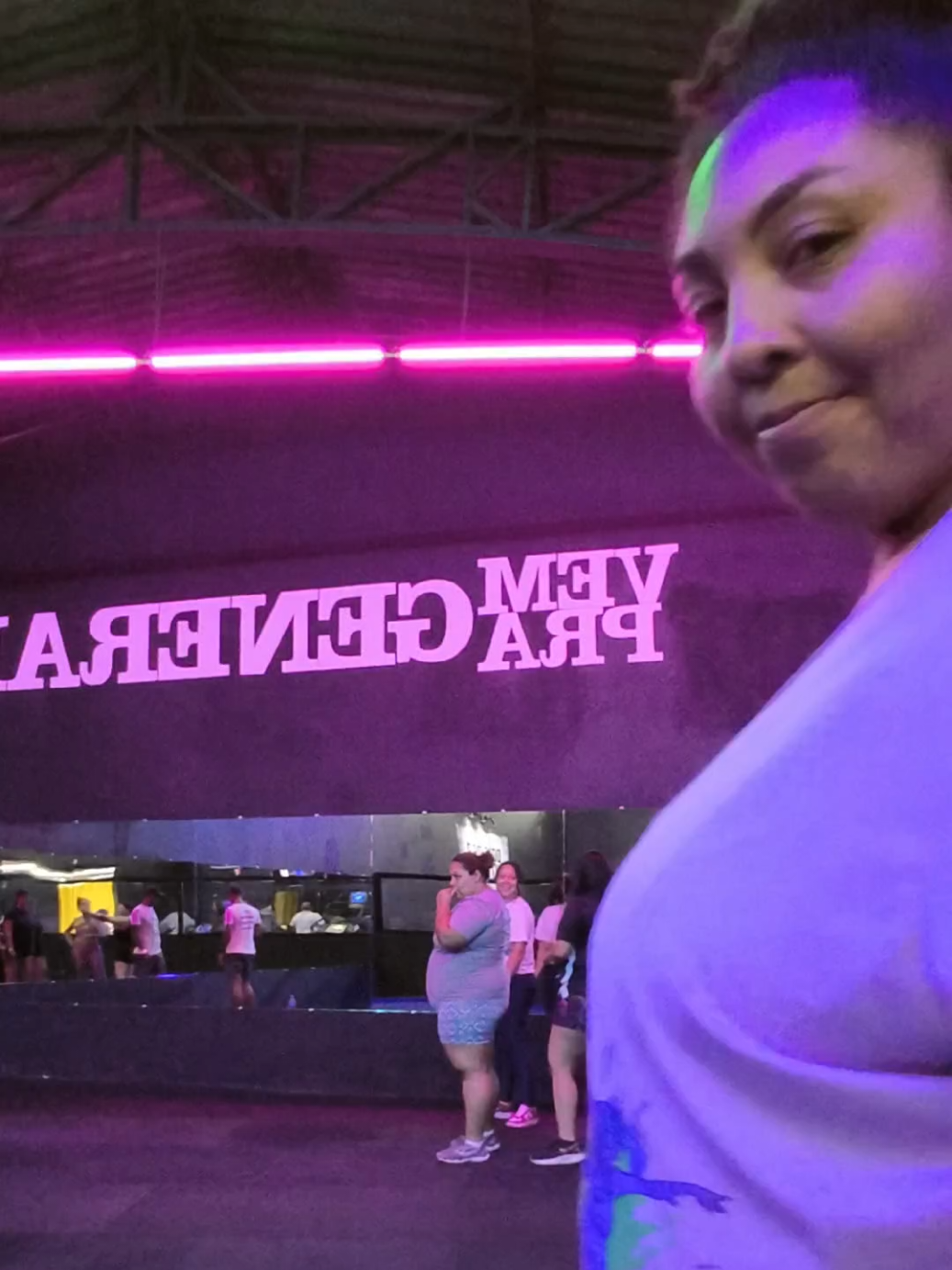 Resumo do meu primeiro dia na aula de fitdance: o cardio tá on!  E como foi importante me sentir segura nesse ambiente que até a blusa eu tirei no meio da aula 🥹 🤣.  Vou ter que treinar em casa pra treinar na aula rs Tô feliz! #Fitdance #lipedema #plussizetiktok 