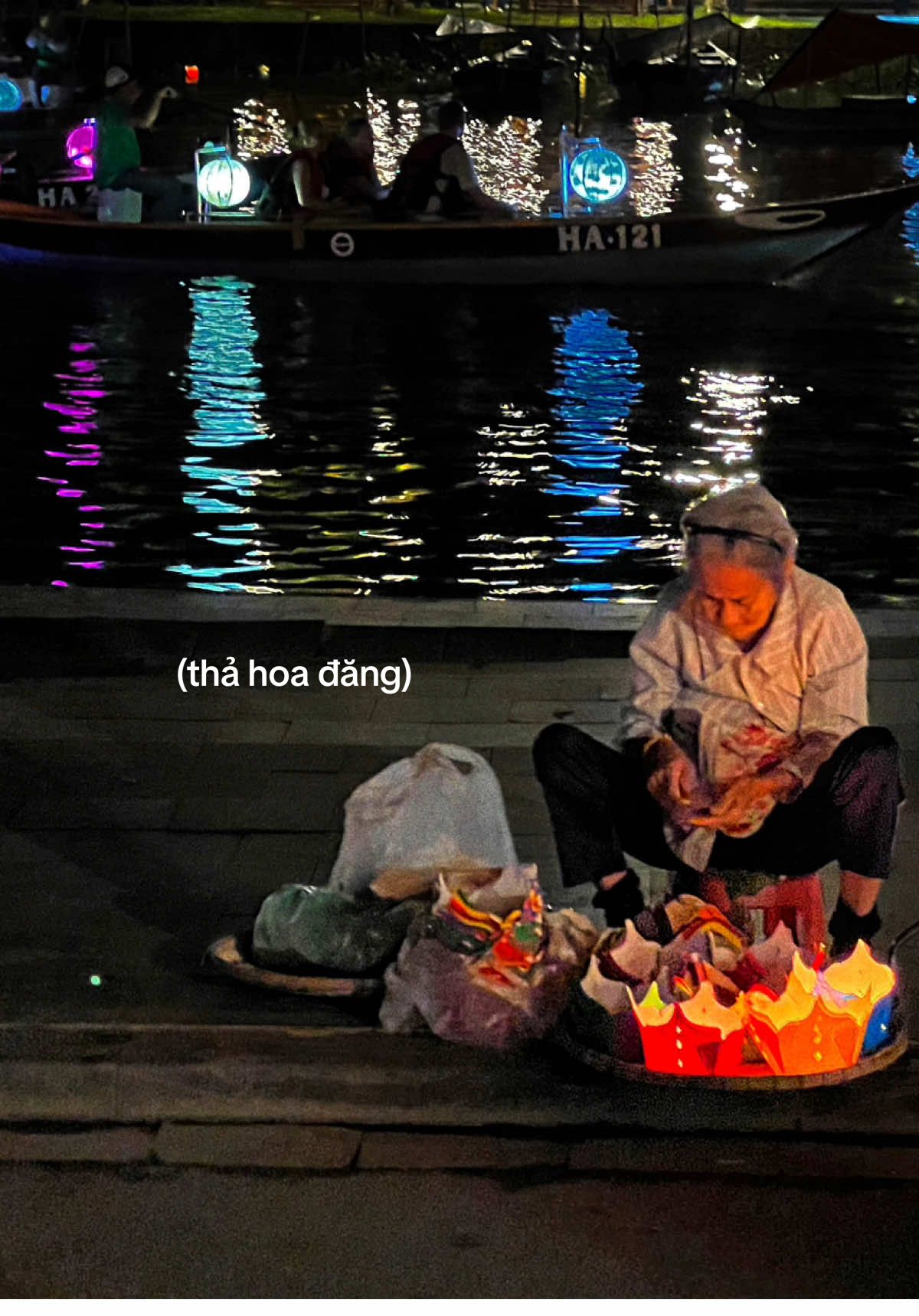 Một điều có vẻ ai đi Hội An cũng từng lướt qua nhưng chưa chắc đã dừng lại để làm: thả hoa đăng trên sông Thu Bồn. Mình dừng lại vì thấy bà Sương(trong clip) đang cặm cụi xếp từng bông hoa nhưng không có mấy người mua cả. Ngồi hỏi chuyện với bà thì bà đã gần 80 rồi, không sống cùng ai cả. Hằng ngày đều đặn buổi chiều ra đường Bạch Đằng ngồi cặm cụi bán từng bông - mỗi bông chỉ 5🌼. Mấy hôm ở Hội An tối nào mình cũng qua gặp bà, tối nào mưa thì bà nép tạm dưới hiên vỉa hè đối diện. Mọi người có dịp ghé nhớ ủng hộ chút cho bà nha. #hoian #hoiantrip #xuhuong 