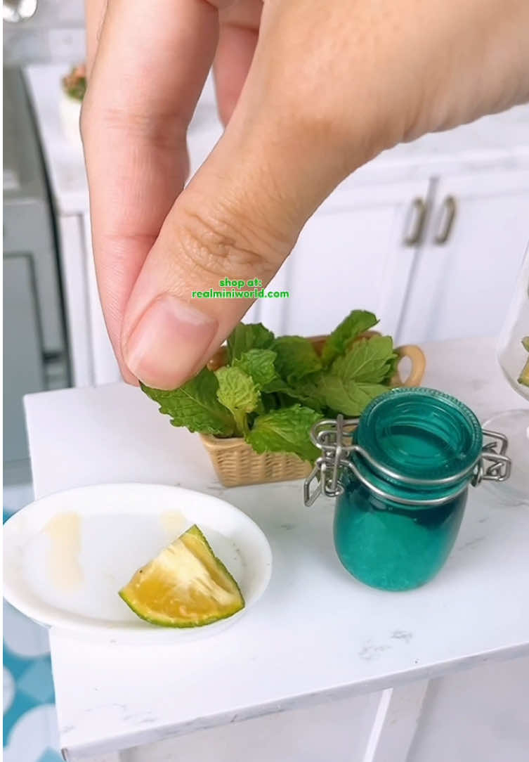 Making tiniest virgin mojito 🍸#asmr #miniaturekitchen #tinykitchen #tinyfood #miniature