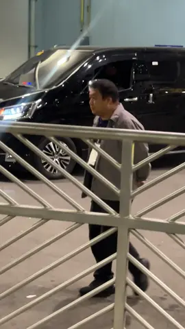 @Mariah Carey greeting her pinoylambs after the show #diva #mariahcarey #lamb #fyp #foryouhereforitall