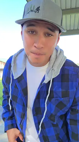 These hooded shirts come in different colors. #hoodie #shirt #clothes 