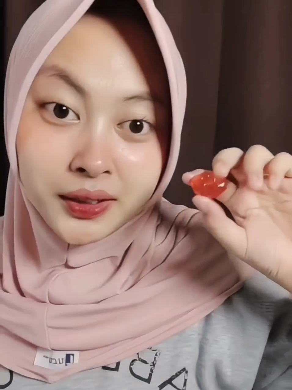 FOX'S Gummy Candy Emotipops udah jadi gummy favorite aku sihhh💖👌🏻langsung aja beli di Alfamart yaaa☺️ jangan lupa follo w official account @foxsfuntime.id  #FOXSGummyCandy #1000CaraSeru EmotiPops #SoYummySoGummy 