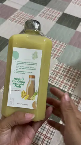 🌿 Ác mộng của phụ nữ chính là tóc rụng – da đầu bết 😣 Giờ thì yên tâm rồi, vì đã có nước gừng ủ tóc giúp cải thiện tình trạng này 💆‍♀️ ✨ Gừng giúp làm sạch da đầu, kích thích mọc tóc, giảm gãy rụng ✨ Cách dùng siêu đơn giản: pha ấm, thoa lên da đầu & chân tóc, ủ 30 phút rồi gội đầu như bình thường Kiên trì vài tuần là tóc chắc khỏe, bồng bềnh, da đầu sạch bết rõ rệt 🌸 #nuocgungutoc #chamtoc #tocrung #daubet #gungtuoi  