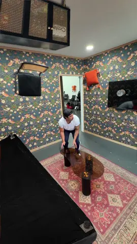 “Everything is perfect but can you change 1 thing?” #bts #productphotography #photomagic #productphotographytricks #productphotoshoot 