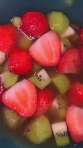 Secret is out … If you were wondering when I be broadcasting how is it I accumulate so much energy especially when I’m just sitting in put ?? That’s because you are what you eat …literally them days where I be laughing dancing gaming + more some it all stems from the same factor on how I decide to accept my electrolyte intake. #phbalance #prebiotics #letmetellyousomething #strawberrykiwi #homemadejuice 