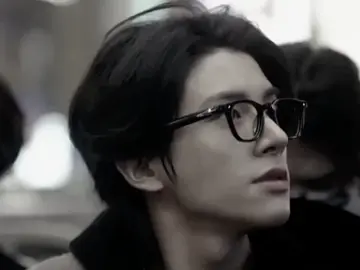 POV: Antara Kamu, Dia, dan Waktu. Malam di kota itu selalu dingin. Tapi malam ini, dinginnya terasa lain. Terasa seperti menggigit hingga ke dada, menembus kulit, dan berdiam di hati yang tak tahu arah. Y/N duduk di kursi taman apartemen, di bawah cahaya lampu redup, sementara daun-daun gugur menari pelan di bawah angin malam. Ia menatap sosok lelaki di depannya — Lee Heeseung. Lelaki dengan mata yang hangat, suara yang lembut, dan tangan yang kini menggenggam miliknya seolah dunia berhenti berputar. “Heeseung…” suaranya nyaris berbisik, “Aku tidak mau menikah dengan dia.” Heeseung menghela napas, jemarinya mempererat genggaman. “Aku tahu.” Ia menatap Y/N dalam. “Tapi kamu juga tahu, kamu tidak bisa menolak keputusan keluarga.” Air mata Y/N hampir jatuh, tapi ia tahan. “Aku tidak bisa hidup dengan orang yang tidak aku cintai.” Heeseung tersenyum kecil, senyum yang entah kenapa terasa menyakitkan. “Aku tahu, Y/N. Tapi aku janji…” ia mengusap rambut Y/N dengan lembut, “apa pun yang terjadi, aku tetap di sini. Aku tetap mencintaimu.” Dan malam itu, di antara cahaya redup dan suara hujan yang baru turun, Y/N menunduk ke dadanya, menangis pelan.  Heeseung memeluknya erat. Dunia terasa benar, hanya di dalam pelukan itu. Sayangnya, dunia selalu memiliki takdir tersendiri. --- Hari pernikahan itu datang seperti badai. Semua orang tersenyum. Semua tamu memuji betapa serasinya mereka — Jake Sim dan Y/N. Tapi tidak ada yang tahu, di balik senyum Y/N yang datar dan wajah Jake yang penuh ketulusan, ada dua hati yang sama sekali tidak selaras. Jake menatap Y/N di altar, matanya jujur. Ada kebahagiaan yang tulus meski ia tahu, cinta di mata gadis itu tidak untuknya. Sementara Y/N hanya menatap ke bawah, hatinya terasa kosong, hanya berisi satu nama — Heeseung. Ketika upacara selesai dan semua orang bertepuk tangan, Jake sempat berbisik pelan, “Aku tahu kamu tidak bahagia, tapi aku akan berusaha membuatmu nyaman, Y/N.” Y/N hanya menatapnya datar. “Kamu tidak perlu berusaha. Aku tidak memintanya.” Dan begitulah pernikahan itu dimulai — dengan dingin, dengan jarak, dengan luka yang tak terlihat tapi membekas dalam. --- Hari-hari berlalu seperti kabut. Jake selalu bangun lebih dulu. Ia menyiapkan sarapan, menyiapkan teh hangat untuk Y/N, menaruhnya di meja makan — tapi kursi di seberang selalu kosong. Y/N lebih memilih keluar lebih awal, entah ke mana. Kadang pulang sore, kadang larut malam, dan Jake selalu menunggu. Selalu. Suatu malam, Jake duduk di sofa ruang tamu, lampu kecil menyala di sudut ruangan. Pintu terbuka pelan — Y/N pulang. Rambutnya sedikit berantakan, bibirnya tampak merah. Jake mencoba tersenyum. “Kamu baru pulang?” Y/N melepas jaket tanpa menatapnya. “Iya.” “Aku masak malam ini. Kamu sudah makan?” Y/N menatapnya sekilas, datar. “Aku udah makan di luar.” Jake menunduk, menahan napas yang terasa berat. “Y/N…” “Apa lagi, Jake? Aku capek.” “Bolehkah aku tahu… kamu pulang dengan siapa?” Suasana menegang. Y/N berbalik menatapnya, tajam. “Itu urusanku.” Jake terdiam. Ia tahu — tapi tetap berharap salah. “Kalau kamu bersama seseorang, aku cuma ingin tahu, supaya aku tidak khawatir.” “Berhenti pura-pura peduli, Jake!” suara Y/N meninggi. “Kita menikah karena dijodohkan, bukan karena cinta. Jadi berhenti bertingkah seperti suami yang baik.” Jake tidak menjawab. Ia hanya menatap Y/N lama, dengan mata yang mulai berkaca. “Baik,” ucapnya pelan. “Aku minta maaf kalau aku membuatmu tidak nyaman.” Y/N melangkah pergi ke kamarnya. Dan di ruang tamu itu, hanya suara jam dinding yang terdengar — berdetak, menghitung waktu yang terasa semakin berat. --- Beberapa malam setelah itu. Jake kini berada di rumah. Sementara itu, di sudut kota yang lain, Y/N duduk di kafe kecil bersama Heeseung. Ia tersenyum — senyum yang tak pernah muncul di hadapan Jake. “Heeseung,” Y/N menatapnya penuh rindu, “aku lelah. Aku ingin pergi dari rumah itu.” (lanjut di komen) ⚠JUST POV⚠ #POV #JAKE #HEESEUNG 