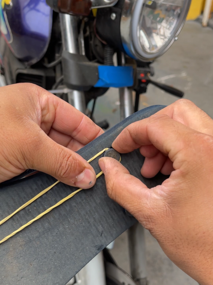 The hack that saves any flip-flop 🩴🔥 A simple idea that turns a broken sandal into legend. #USA #DIYHack #FlipFlopFix 