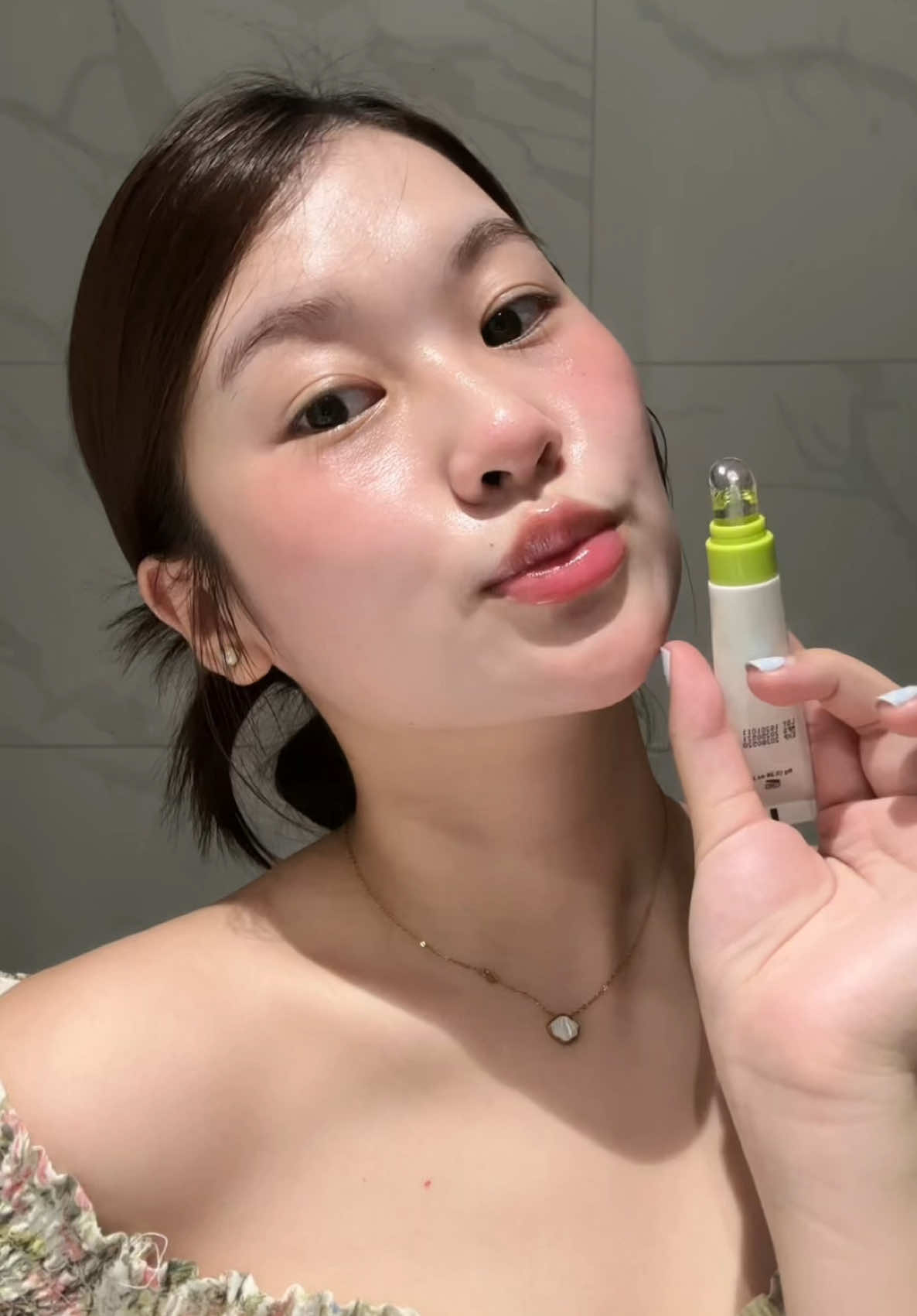 Mấy bác cứ hỏi em có khử thâm làm hồng gì môi hong thì em hông. Chăm dưỡng và chống nắng cho môi thui à #nguyetbusine #lipit #umbrellasunbalm 