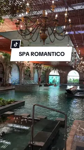 Quanto custa levar sua princesa para um hotel spa romântico com cara de lua de mel? Vocês serão recebidos por uma área de águas gigantesca — são mais de oitocentos metros quadrados de piscinas aquecidas, duchas escocesas, sauna seca e a vapor, além de jacuzzi, ofurô e bar molhado, todos feitos pra relaxar a dois.  Tudo com aquela iluminação suave e o clima perfeito pra um fim de semana inesquecível. E o melhor: o hotel fica a menos de duas horas de São Paulo, com estacionamento grátis e estrutura completa pra curtir sem preocupações. Ainda tem academia, sala de jogos, piscina externa e um restaurante incrível. E claro… aquele café da manhã caprichado, incluso na diária, pra encerrar do jeitinho que todo casal merece. A hospedagem sai a partir de 756,00 o casal — ou seja, menos de 380,00 por pessoa pra viver uma experiência romântica inesquecível! Esse paraíso é o Hotel Villa Lobos, em Extrema, no sul de Minas — o destino perfeito pra comemorar aniversário de namoro, casamento ou simplesmente fugir da rotina. Então aproveita e envia esse vídeo pra quem vai te trazer aqui… 💕 #hotelvillalobos #sparomantico #resort #luademel #piscinas 