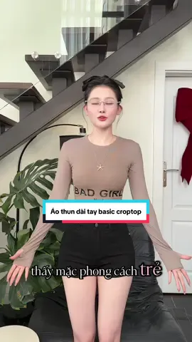 Áo thun basic thì nhiều rồi nhưng con áo này kiểu nó phối chữ ở đằng trước trông chơi mấy bà nhờ #viral #fashion #aonuxinh #aothundaitaynu #xuhuong 