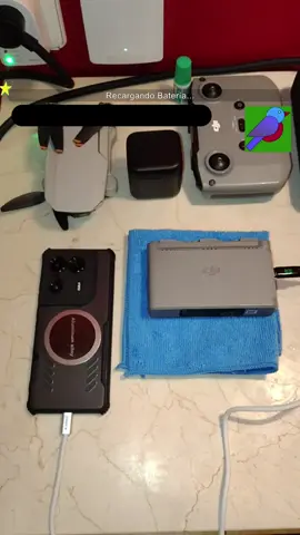 Esta batería @AnkerOfficial es perfecta para aquellos que se la pasan fuera de casa y no pueden dejar que sus dispositivos pierdan carga. #PowerBank #Tecnologia #PrimerVistazo #Anker #Smsrtphone 