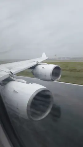 LH A340-600 rocketing out of rainy Frankfurt #frankfurtairport #lufthansa #takeoff #airbus340 #avião360 