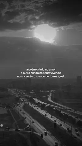 somos todos iguais, só que diferentes. alguém criado no amor e outro criado na sobrevivência nunca verão o mundo de forma igual. #foryou #fyp #frases #reflexion 