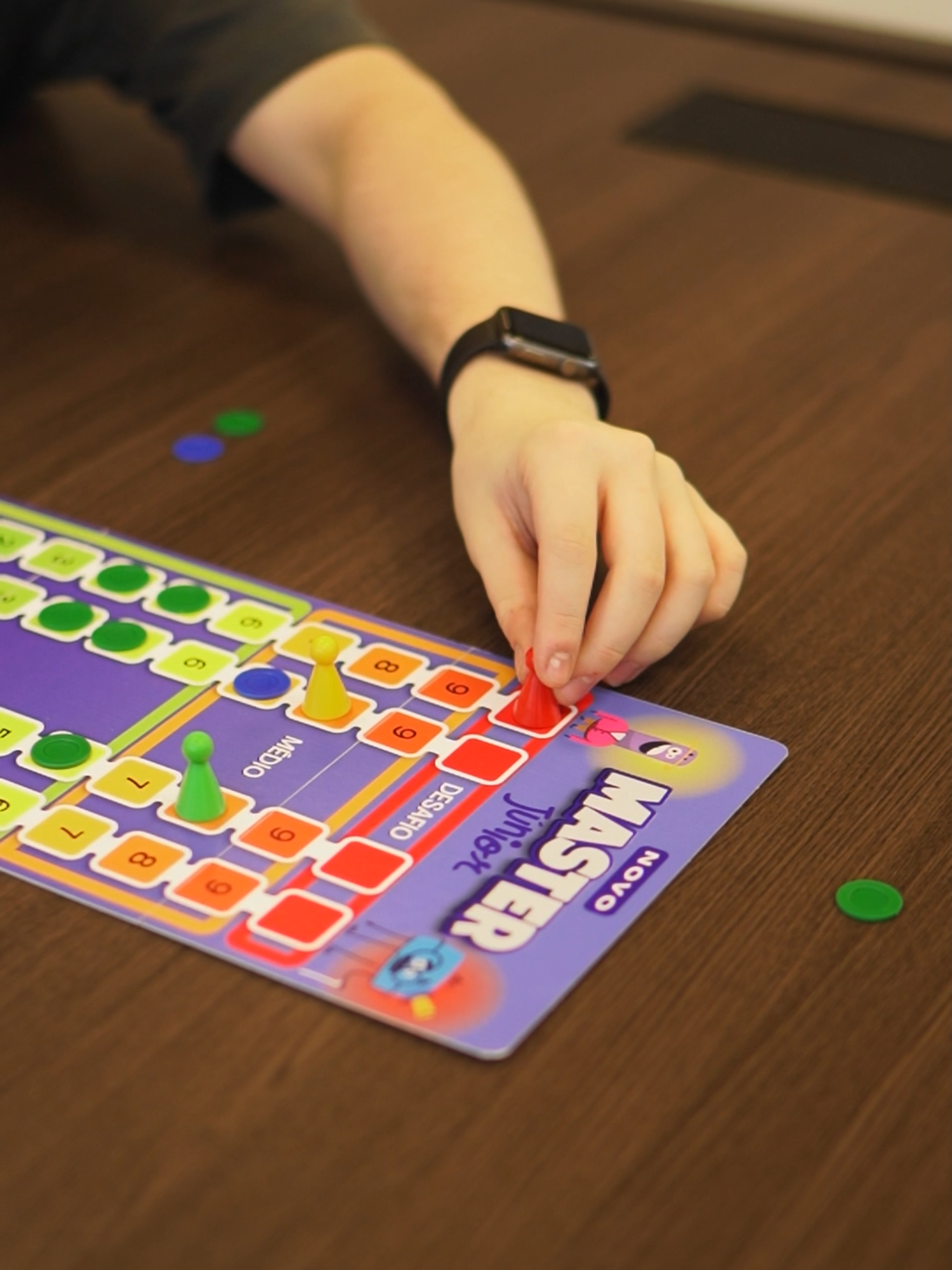 O Novo Master Júnior é um jogo que desafiará o conhecimento de seus participantes em diversos temas. A cada pergunta respondida corretamente, o jogador avança uma casa. À medida que ele vai mais longe no tabuleiro, as perguntas mudam de dificuldade! Prepare-se para um desafio de conhecimento cheio de diversão! 😁🧡 #jogos #jogosdetabuleiro #desafio