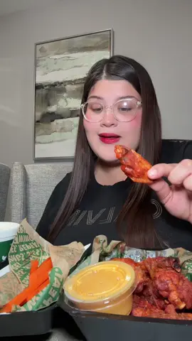 Hoy no deje entrar a mi mamá para comer agusto🙂 dieta de las 3 mordidas con alitas🙂 si se te antojo comenta 🤤🤤 @Wingstop  #sarcasmopuro #humor #dieta #noseanamargados #solocontenido 