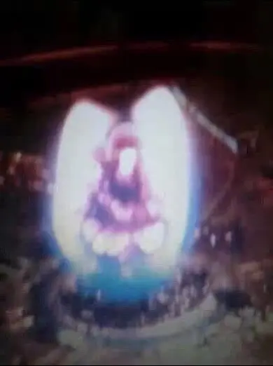 🇻🇳【 CHÚ ĐẠI BI CHÍNH LÀ PHÁP KHÍ SƯ PHỤ BAN CHO ĐỆ TỬ 】 Nam Thính Giả: Sư Phụ, đệ tử không hiểu, Ngài đã từng nói ban cho một số đệ tử pháp khí, bảo họ quản những đồng tu mà họ dẫn dắt, Ngài ban cho họ pháp khí, là đặt trên linh hồn hay là đặt ở đâu ạ? Đài Trưởng đáp: Đương nhiên là đặt ở trong tâm rồi! Ta đã từng cho con pháp khí con có biết không? (Con không biết ạ) Chú Đại Bi chính là pháp khí, nếu như con nhìn thấy trong phòng có quỷ, hoặc lúc đi đường nhìn thấy có quỷ, con đem pháp khí ra, lấy ra từ đâu vậy? (Từ trong tâm ạ) Được rồi, con lập tức niệm Chú Đại Bi, kết quả là quỷ bỏ đi rồi, có phải là pháp khí không? (Con hiểu rồi, cảm ơn Sư Phụ đã từ bi khai thị) Wenda20170602 🇦🇺【大悲咒就是師父給弟子的法器】 男聽眾：師父，弟子不明白，您曾經說過給了一些弟子法器，叫他們管住他帶的這些同修，您給他們法器，是放在靈魂上還是放在哪裡呢？ 台長答：當然放在心裡了！我給過你法器你知道嗎？（我不知道）大悲咒就是法器，你如果看見房間里有鬼，或者走路的時候看見有鬼，你把法器拿出來，從哪裡拿出來的啊？（從心裡）好了，你馬上念大悲咒，結果鬼走掉了，是不是法器啊？（明白了，謝謝師父的慈悲開示） Wenda20170602 🙏🙏🙏 Trong quá trình dịch và  chia sẻ Pháp , con có gì  sai sót. không Đúng Lý Đúng Pháp . Con xin Chư Phật , Chư Bồ Tát , Chư Thần Hộ Pháp , Từ Bi tha thứ cho con .