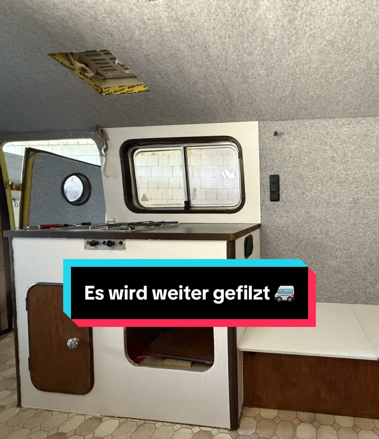 Wir filzen die Seitenwände 😱 Wie gefällt es euch? 🥰 #mercedes508d#vanlife#vanconversion#campervanconversion#van 