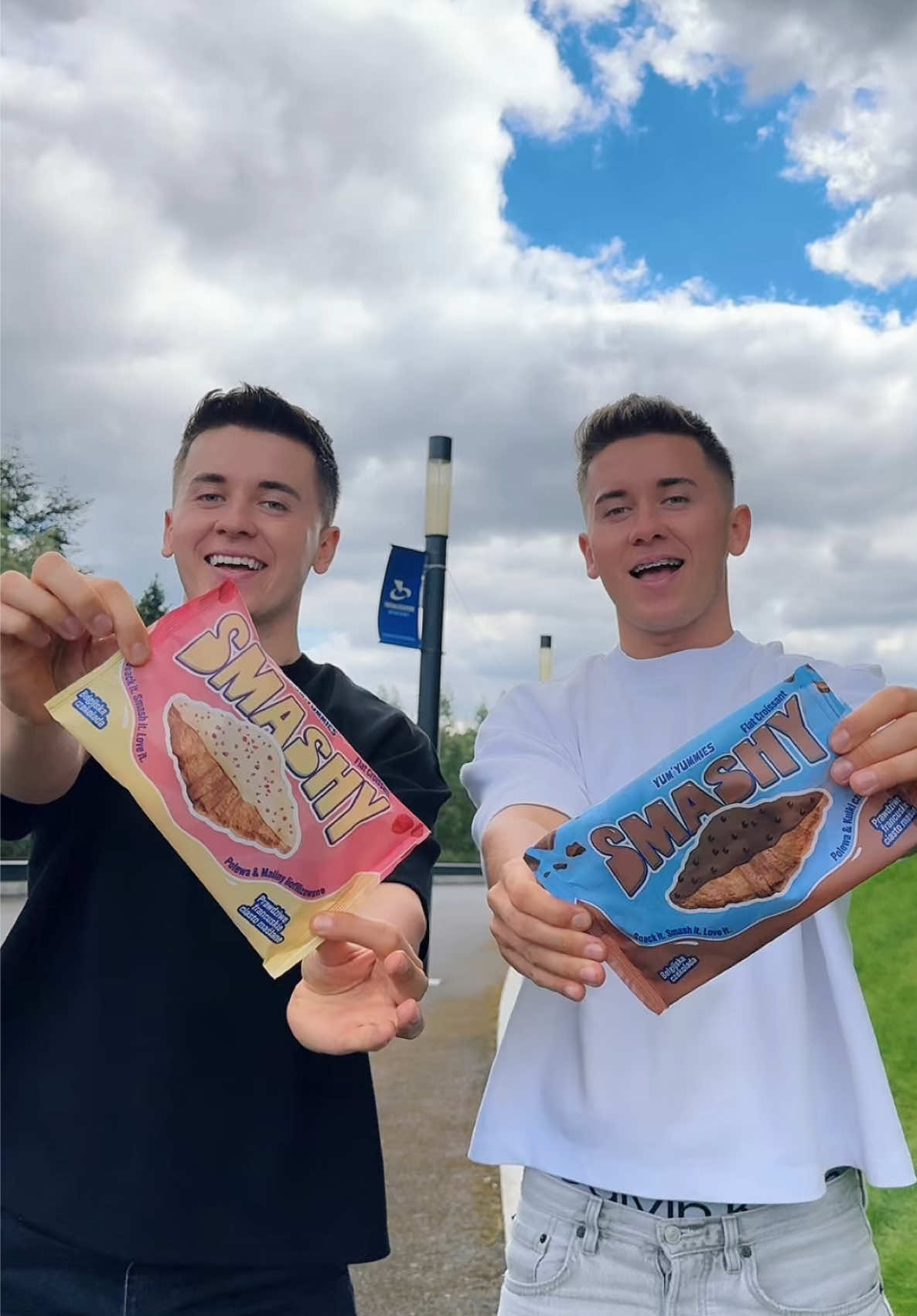 Dalibyście radę wygrać ten challenge? 😂🩷💙 Nie jest to takie proste  Teraz możecie skorzystać z promocji w Żabce na nasze Smashy i spróbować zrobić lepszy wynik od nas, #SmashyChallenge 😁 #SMASHY [autopromocja]