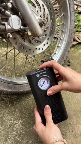 Đi xe mỗi ngày thì nên thủ sẵn cái bơm này, chỉ cần bấm 1 cái là bơm được không phải bơm tay nữa #bomxe #bomxemay #bomdien #bomdienmini #trinhmom95  @Trinh Móm  @Trinh Móm  @Trinh Móm 