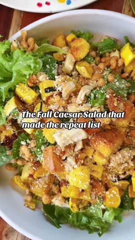 Fall Caesar Salad 🍂 30 grams of protein, a hearty dinner salad! I tossed chopped romaine and baby kale with @primalkitchenfoods Caesar, then layered on roasted delicata squash (sliced and roasted at 400°F for 25 minutes with olive oil, salt, and pepper), crispy navy beans (seasoned with smoked paprika, garlic powder, salt, and pepper, roasted at 425°F until crunchy), and juicy chicken (seasoned simply and roasted at 425°F until tender, then sliced). For crunch, I toasted cubed cornbread at 375°F for about 8 minutes until golden, and finished the salad with shaved parmesan and cracked black pepper. A protein-packed fall twist on a classic that makes salad feel like a full meal.