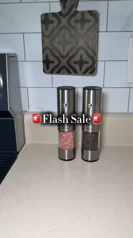 Rechargeable + mess-free = game changer 🙌 These automatic grinders just made my old shakers look ancient. #TikTokFinds #KitchenEssentials #HomeHack #cookingtok 