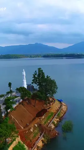 Có những nơi không cần quá nhiều lời — chỉ cần đứng yên một chút, bạn sẽ thấy lòng mình bình yên đến lạ 🍃 Nếu một ngày thấy mệt, thử đến Gia Lai – ngắm Biển Hồ, nghe gió thổi, và thở thật sâu 💙 #gialai81 #biểnhồpleiku #tâynguyên #vietnam #dulichgialai 