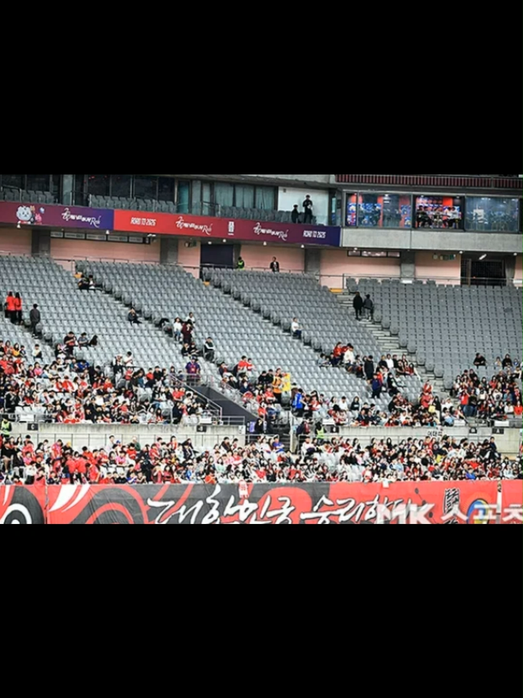 “파라과이전, 충격적인 흥행 참패!” 서울월드컵경기장 6만석 중 4만석이 텅 비었습니다. 손흥민의 최다 출전 기념식도 싸늘한 관중석 앞에 빛을 잃었죠. 브라질전 대패의 여파, 일정 부담, 팬심의 균열— 이번 경기는 단순한 A매치가 아니라 ‘한국 축구가 팬에게 외면받은’ 상징적 장면이었습니다. ⚽ 당신은 어떻게 보시나요? 이건 일시적 현상일까요, 아니면 팬심의 경고일까요? #한국축구 #파라과이전 #손흥민 #son  #홍명보 #A매치 #상암월드컵경기장 #국가대표 #팬심이탈 #축구이슈 #스포츠뉴스 #흥행참패 #축구대표팀 #스포츠쇼츠