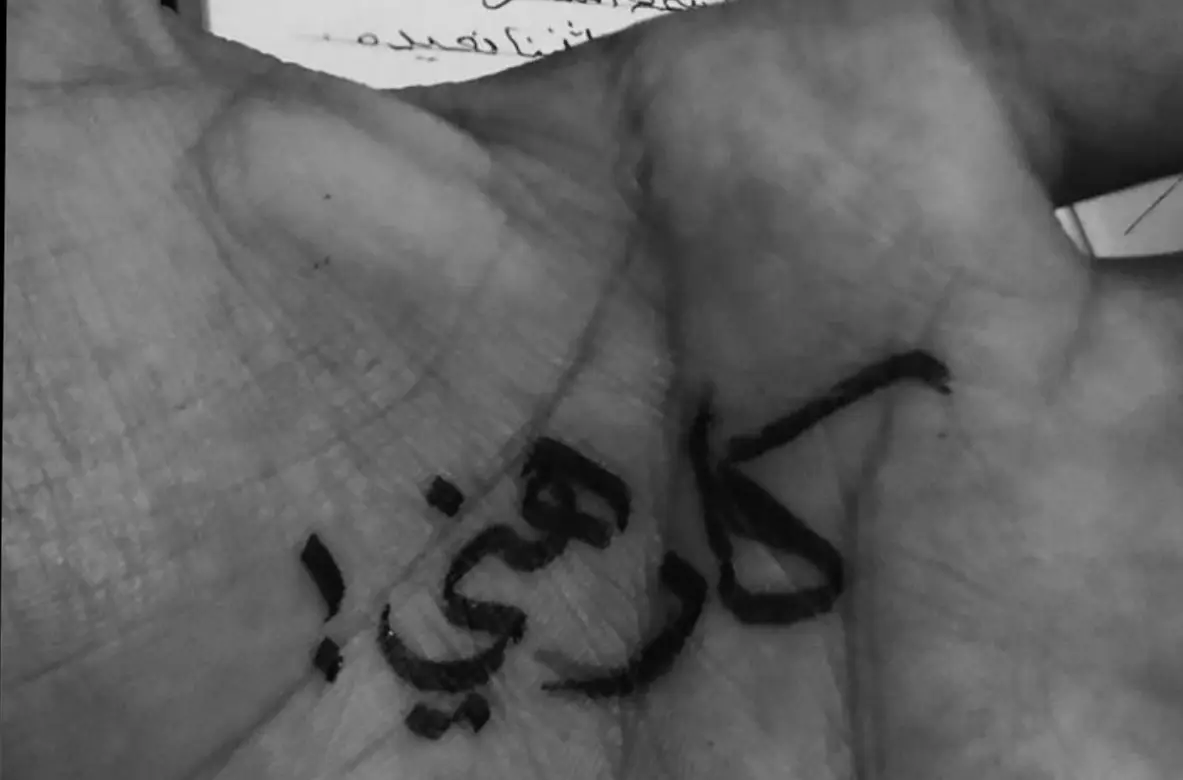 منذُ مُدة طويلة لم أتحدث بالشكل الحقيقي بما أشعر به، وبما يمر بي، كل شيء يعيش بِداخلي ومن الصعب إخراجه، أدركت كيف بإمكاني التعامل مع هذا الكم الهائل من المشاعر والفوضى والأفكار، و أن أتعافى وأكافح لإنقاذي في كل مرة أسقط فيها، وهذا أنبل شيء فعلته لنفسي، أن لا أتقاسم ضعفي مع أحد .