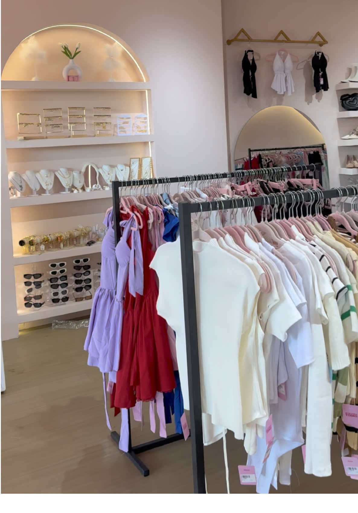 Tenemos de todo un poquito para nos visites y encuentres todo lo que necesitas para verte más hermosa 💕🥰😍 Tenemos tienda física en Barinas y también atendemos online por whsatpp e Instagram para delivery y envíos nacionales  #fyp #parati #barinas #viral #tiendaderopa 