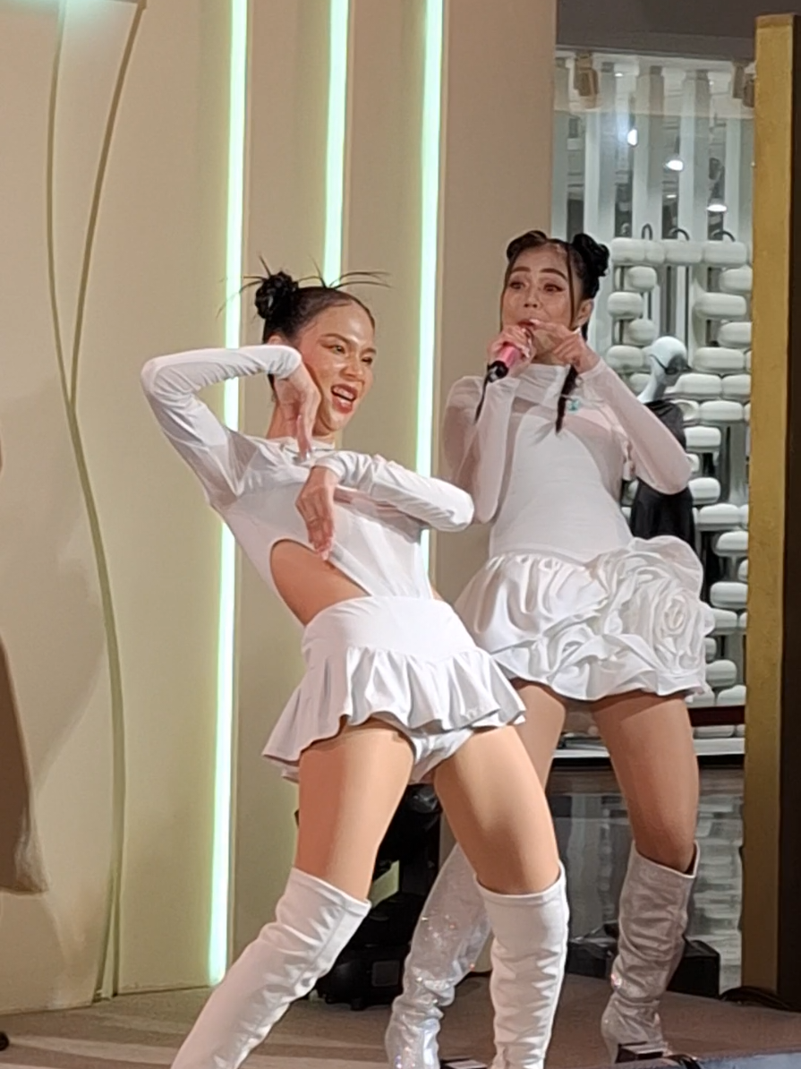 พี่ๆสอนแฟนคลับเต้นโอโบเดเบ  #มิ้นแดนซ์เซอร์ลําไย #เจอาร์แดนเซอร์ลําไย #ลําไยไหหองคํา #lamyaihaithongkham 🎼มินิคอนเสิร์ตลำไย ไหทองคำ วันที่ 14 ตุลาคมนี้ เวลา 17:00 น. ✨ Sexy Lace Health and wellness ณ Event Halls Silom Complex  .  #sexylacehealthandwellness