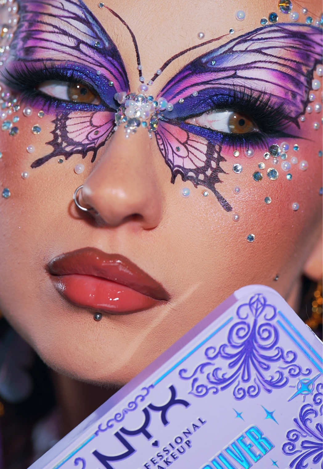 MASK ON. GLOW ON 🦋 Limitowana kolekcja NYX Professional Makeup x Bridgerton już dostępna online na @Rossmann Polska ! Gotowa, by stać się Diamentem sezonu? 👑✨ [reklama @NYX Cosmetics Polska ] #NYXCosmeticsxBridgerton #nyxcosmeticspl #makeuptransformation #Bridgerton #makeup