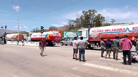 cisternas pasan el punto de bloqueo en cruce tarata #tiktok #combustible 