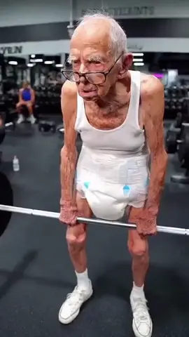 OLD MAN LIFT WEIGHTS 😅 #funnyvideos #fyp #funny #fypシ #gym 