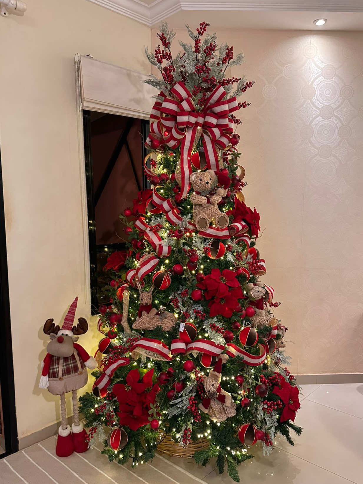 🎄 O encanto do Natal começa aqui! Essa árvore em tons de vermelho e elementos naturais é puro charme — e o melhor: você pode ter uma assim também! 🌲 Temos árvores de Natal prontas para venda e locação, montadas com todo o cuidado pela nossa equipe. Fale com a gente e transforme seu ambiente com uma decoração que encanta em cada detalhe. 📲 WhatsApp: (16) 98257-0218 #AtelierFloral #NatalNatural #ÁrvoreDeNatal #DecoraçãoNatalina #LocaçãoNatal  