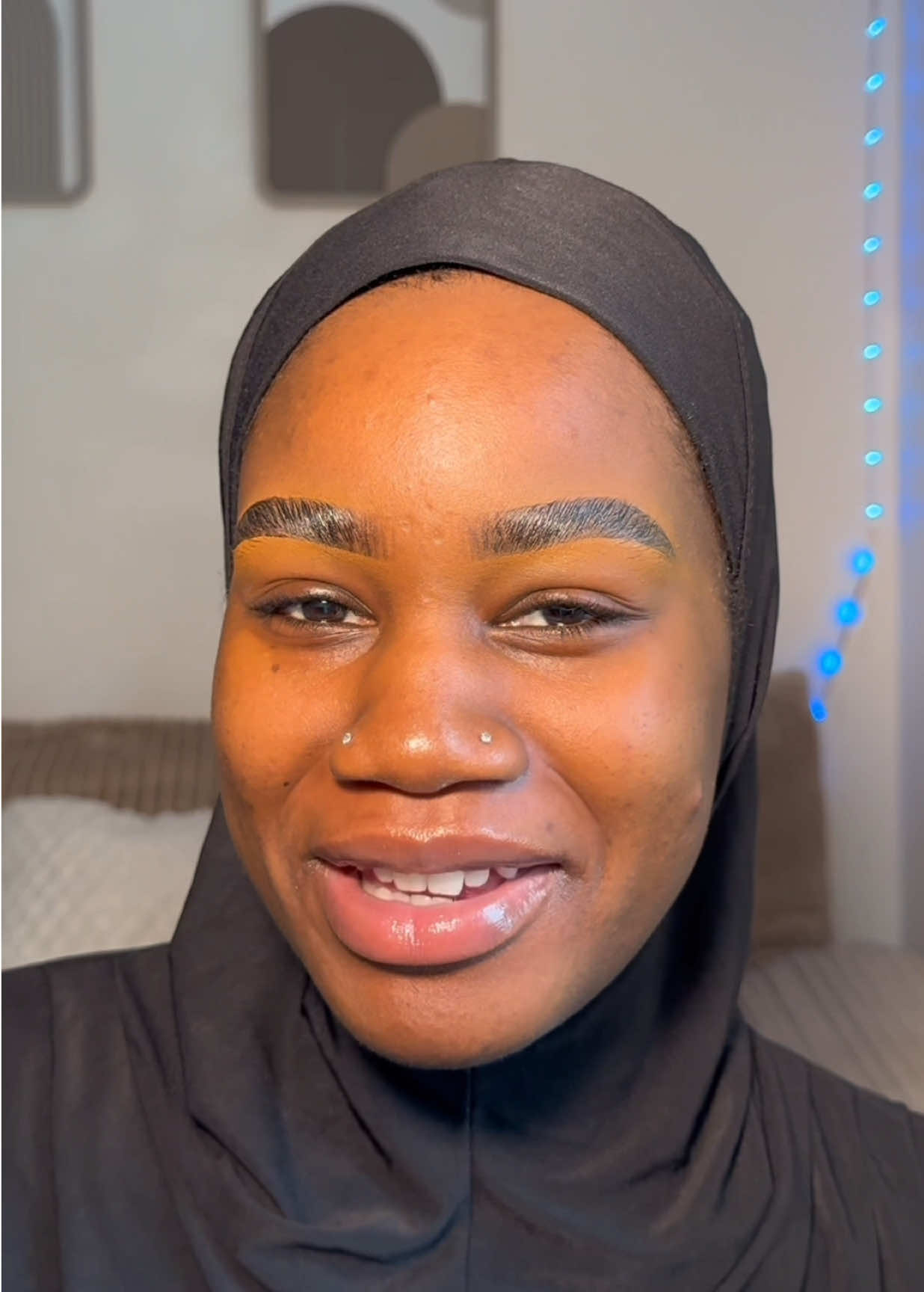 Liste des produits que j’ai utilisée :  Gel à sourcils : @AMS Beauty  Feutre à sourcils : @NYX COSMETICS FRANCE  Anticernes : @Too Faced  #makeup #eyebrows 