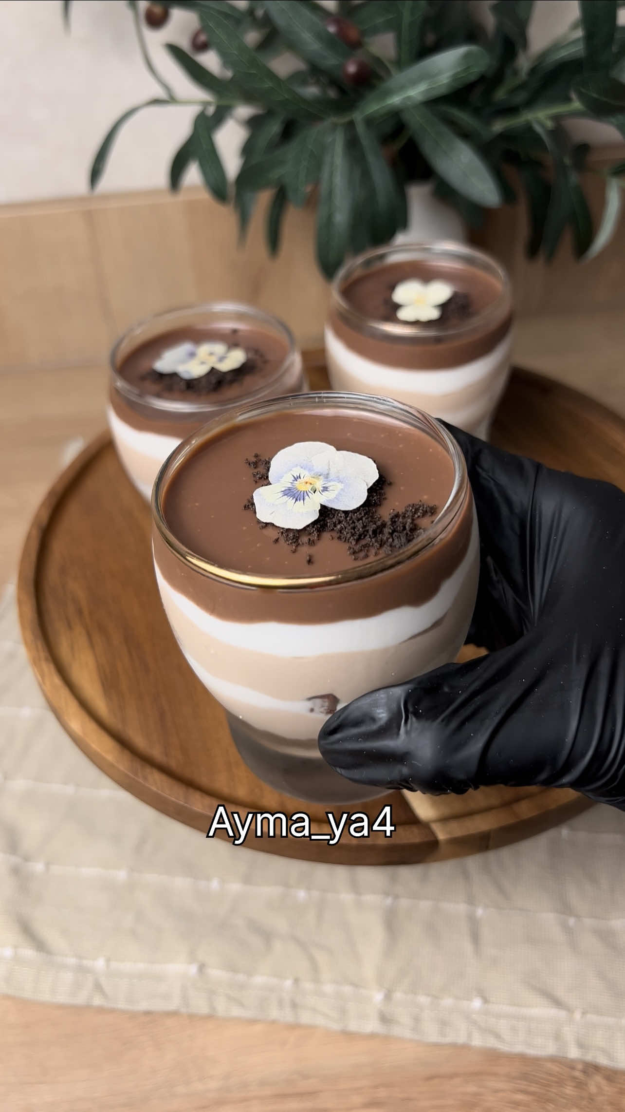حلا الكاسات البارد 🤤❤️‍🔥 كريمة الشوكولاتة: ١٢٥ جرام كريمة مخفوقة  ٥٠ جرام حليب ٤٥ جرام شوكولاتة  ٥ جرام جلاتين اسخن الحليب واحط عليه الجلاتين الجلاتين ذوبته في ماء بعدين اضفته على الحليب نضيف الحليب على الشوكولاتة ونحركها نتركها تبرد شوي بعدين نحطها على الكريمة المخفوقة لاتحطونها وهي حارة عشان ماتخرب ونحرك كويس  الكريمة البيضاء:  كوب كريمة نصف ظرف دريم ويب  الطبقات : او شي ضفت اوريو مطحون مع الكريمة حقته بعدين نحط كريمة الشوكولاتة بعدين البيضاء ونحط كيك اي نوع جاهز بعدين كريمة شوكولاتة كريمة بيضاء وندخلها الفريزر تتماسك شوي اخر شي حطيت شوكولاتة ذوبتها مع كريمة نحطها وندخلها الفريزر تبرد وبالعافية 💘#اكسبلور #حلا #حلا_سهل_ولذيذ #حلا_الكاسات #حلا_بارد