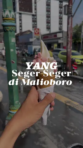 Cari yang seger-seger setelah turun dari kereta? coba deh kesini. tinggal keluar stasiun kamu langsung nemu es krim yang murah tapi ga murahan ini. 