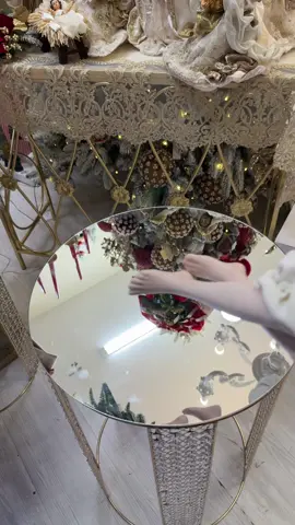 Figura in porcellana raffigurante una donna in un elegante abito color Tiffany con vaporosi inserti in tulle sulla gonna e sulle maniche. Siede su una base circolare, con le gambe di lato e le mani sulle ginocchia, porta i capelli acconciati morbidamente su una spalla e fermati da un fiocco abbinato al vestito, mentre guarda pensierosa in lontananza. Altezza: 28,5 cm #alessiademma #sibania #porcellana 